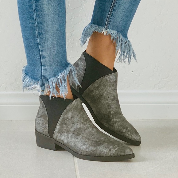 Snake Textured Pointy Toe Chelsea Ankle Bootie - Picture 2 of 8